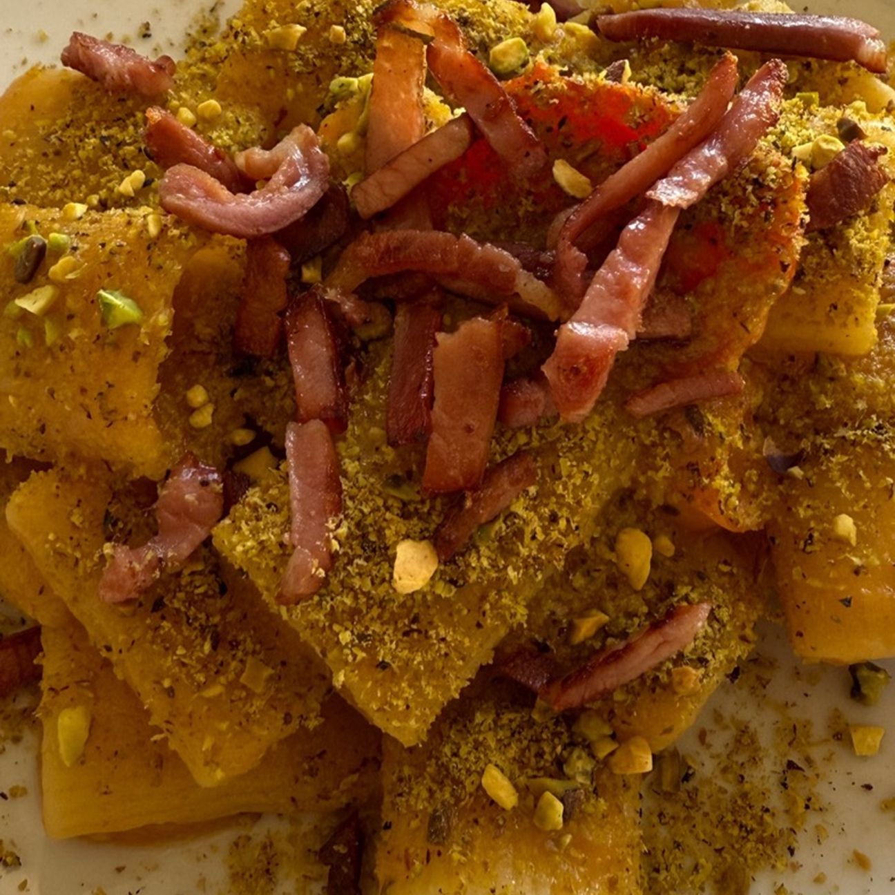 Paccheri con pomodorini gialli e speck