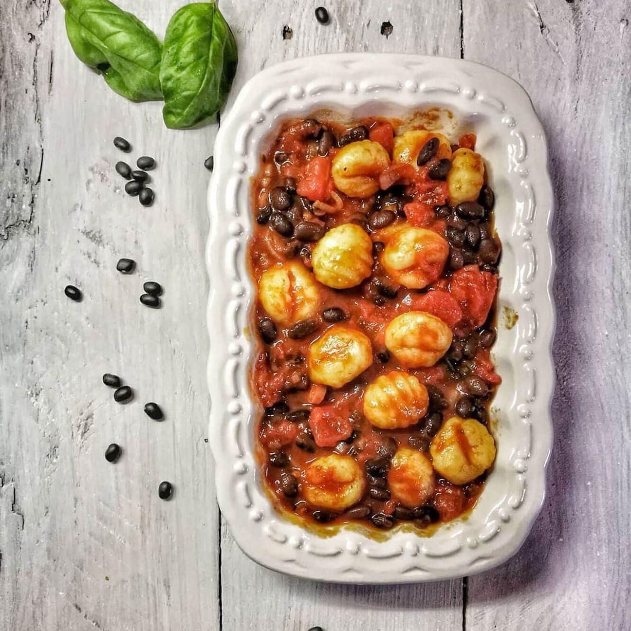 Gnocchi vegani al ragù di fagioli neri