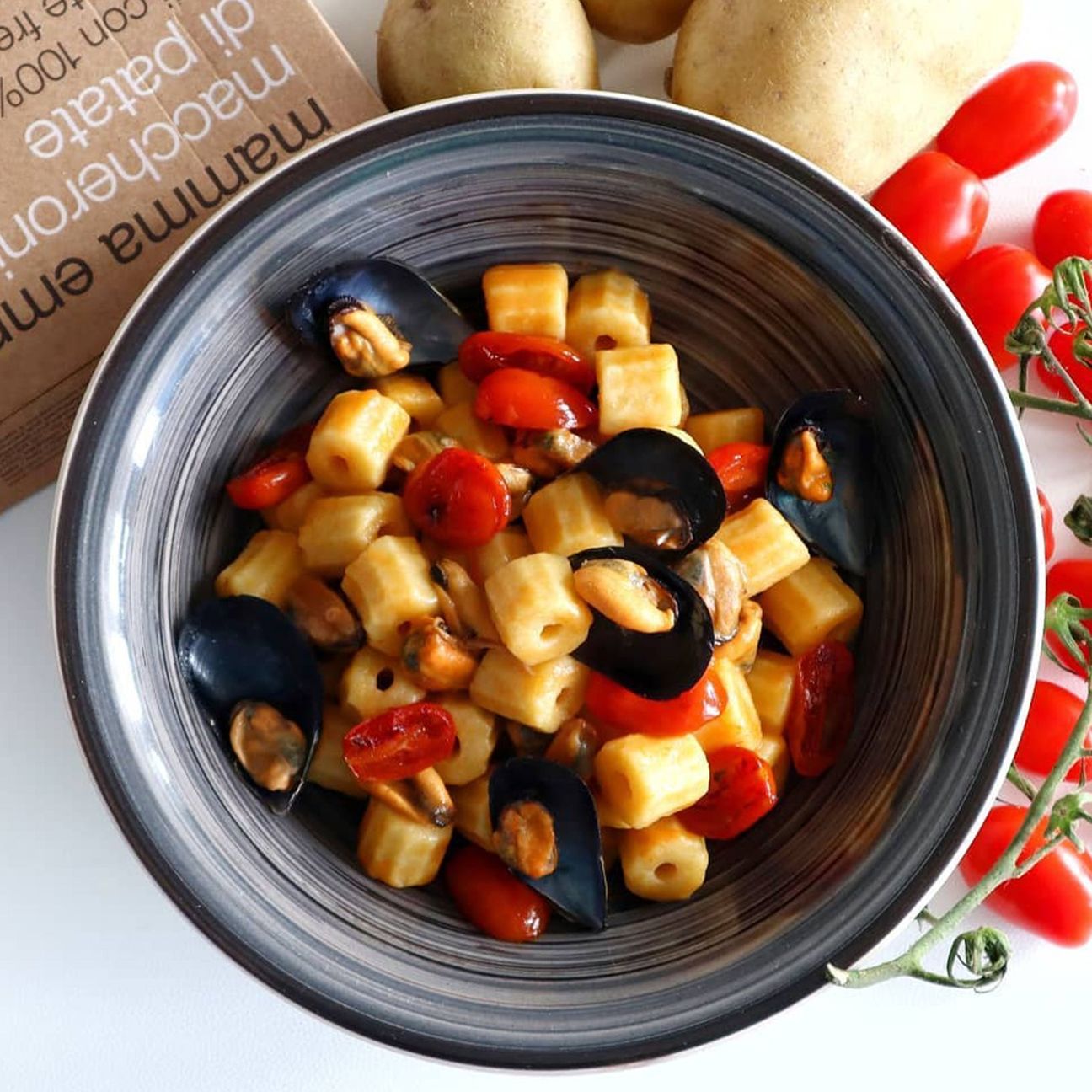 Maccheroni di patate con datterini e cozze