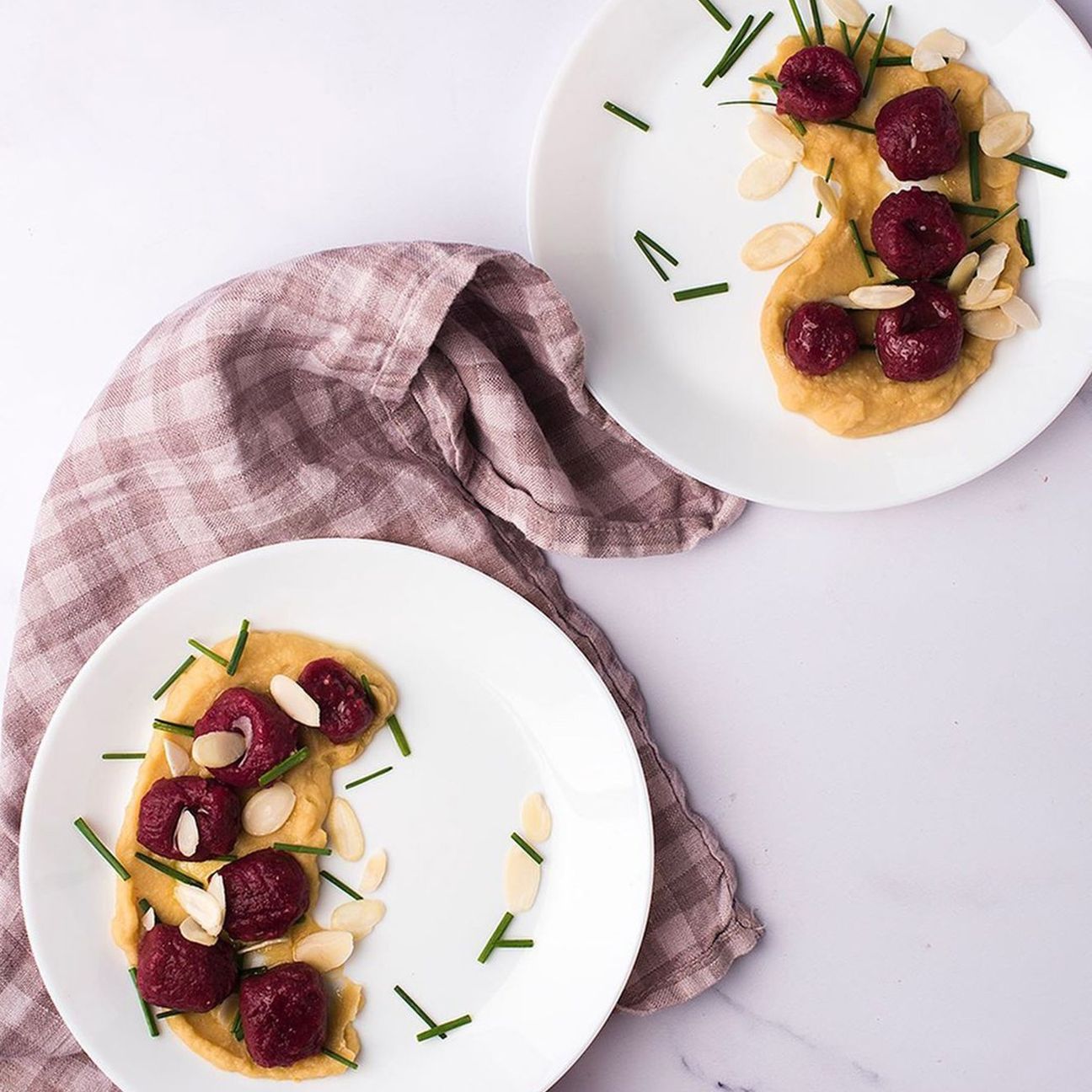 Gnocchi alla rapa rossa su crema di ceci