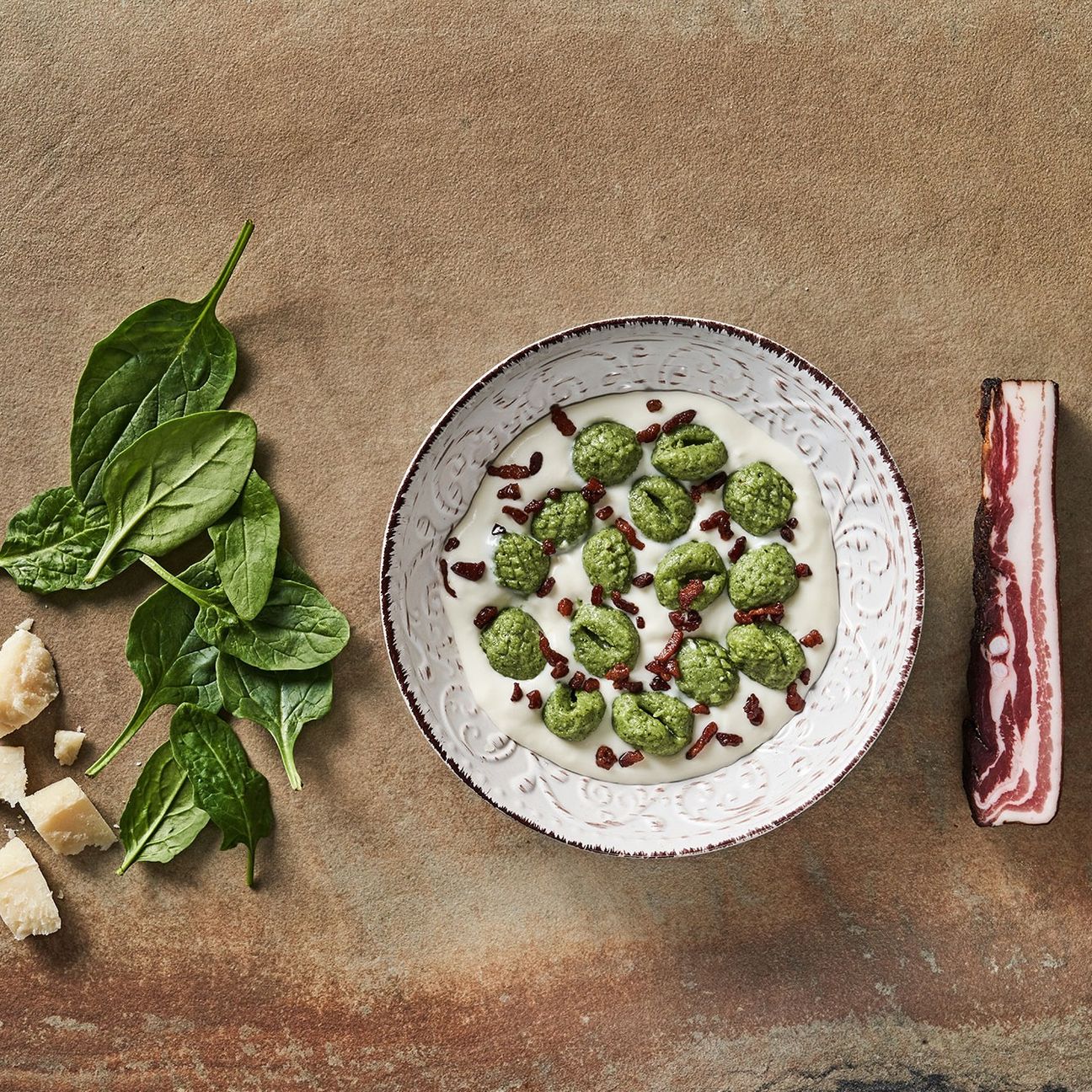 Gnocchi di ricotta e spinaci con crema di parmigiano e pancetta croccante