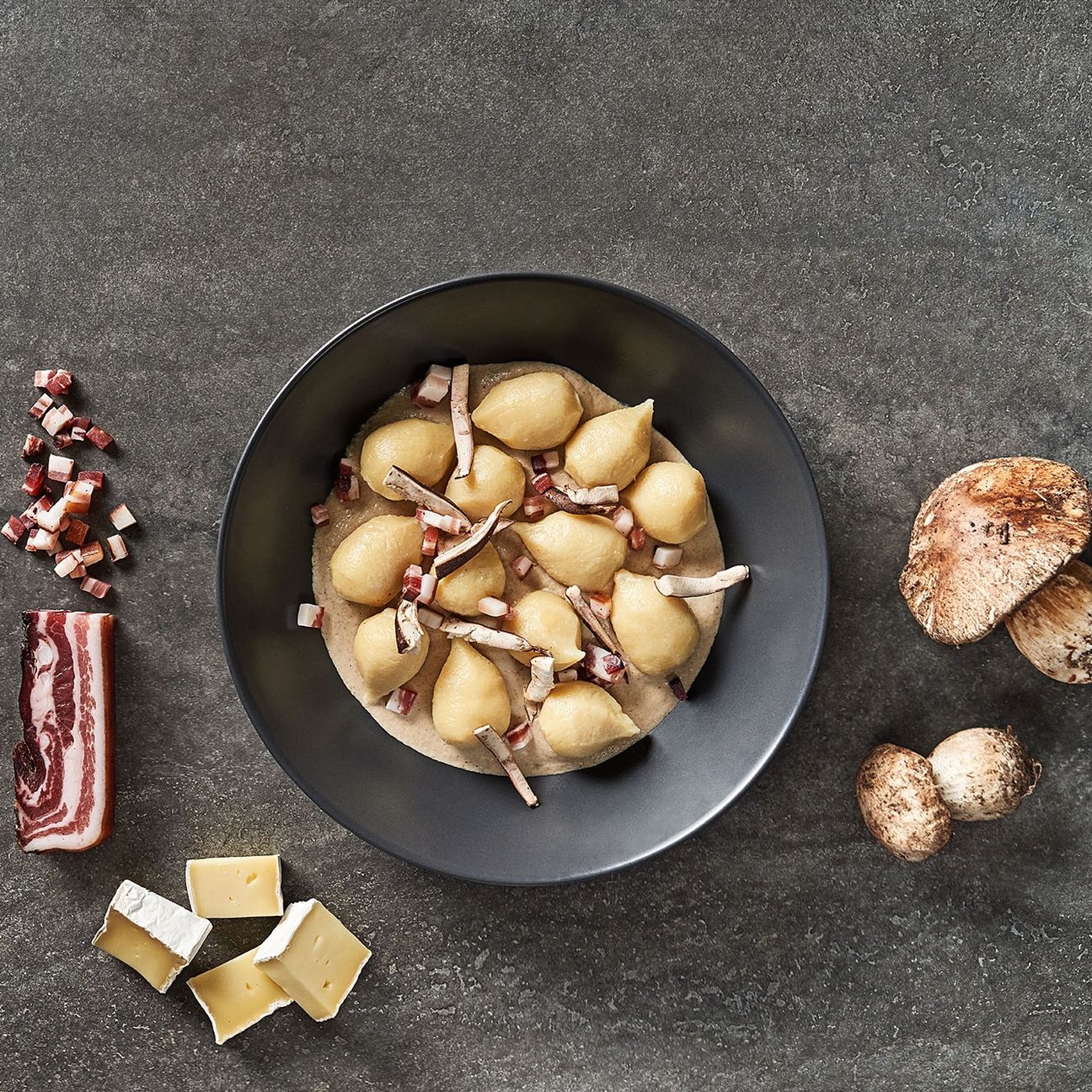 Gnocchi ripieni di speck e brie con crema di porcini