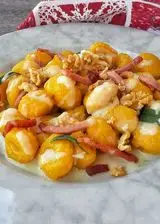 Ricetta Gnocchi di zucca con olio alla salvia, fonduta di Gorgonzola e Parmigiano, noci e speck croccante