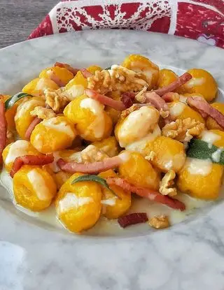 Ricetta Gnocchi di zucca con olio alla salvia, fonduta di Gorgonzola e Parmigiano, noci e speck croccante di mammaemma.gnocchi