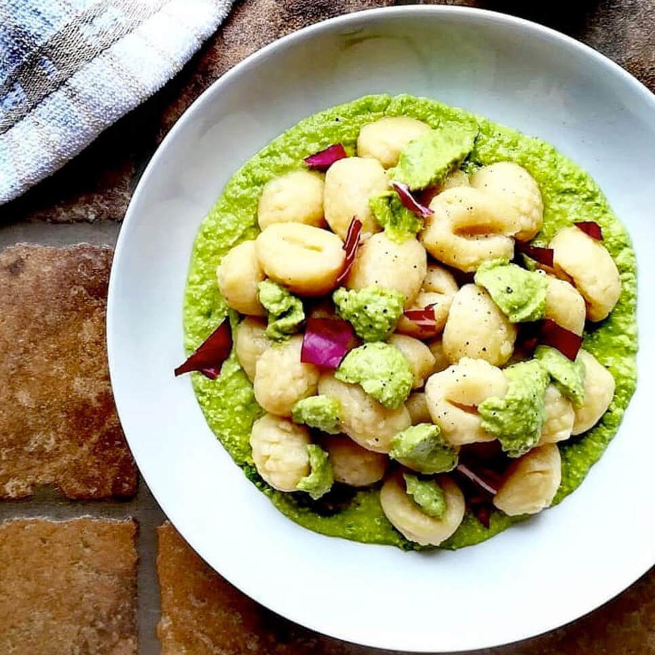 Gnocchi di patate con pesto di piselli e radicchio