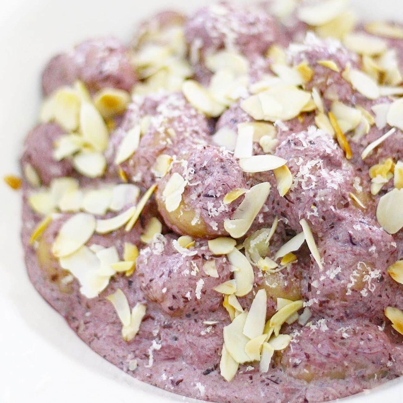 Gnocchi di patate con crema di ricotta e radicchio
