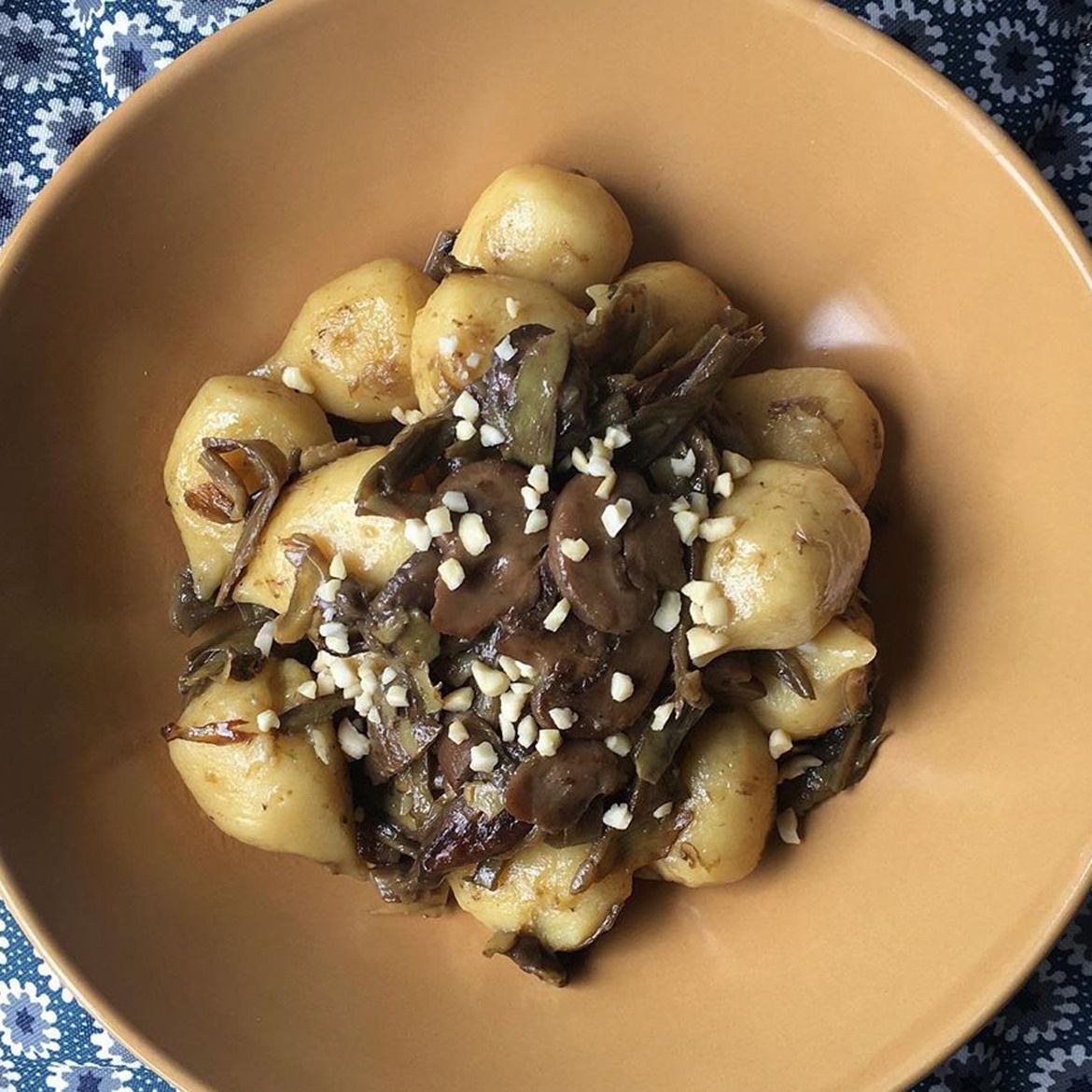 Gnocchi ripieni di Asiago Dop e funghi porcini con carciofi, funghi e nocciole