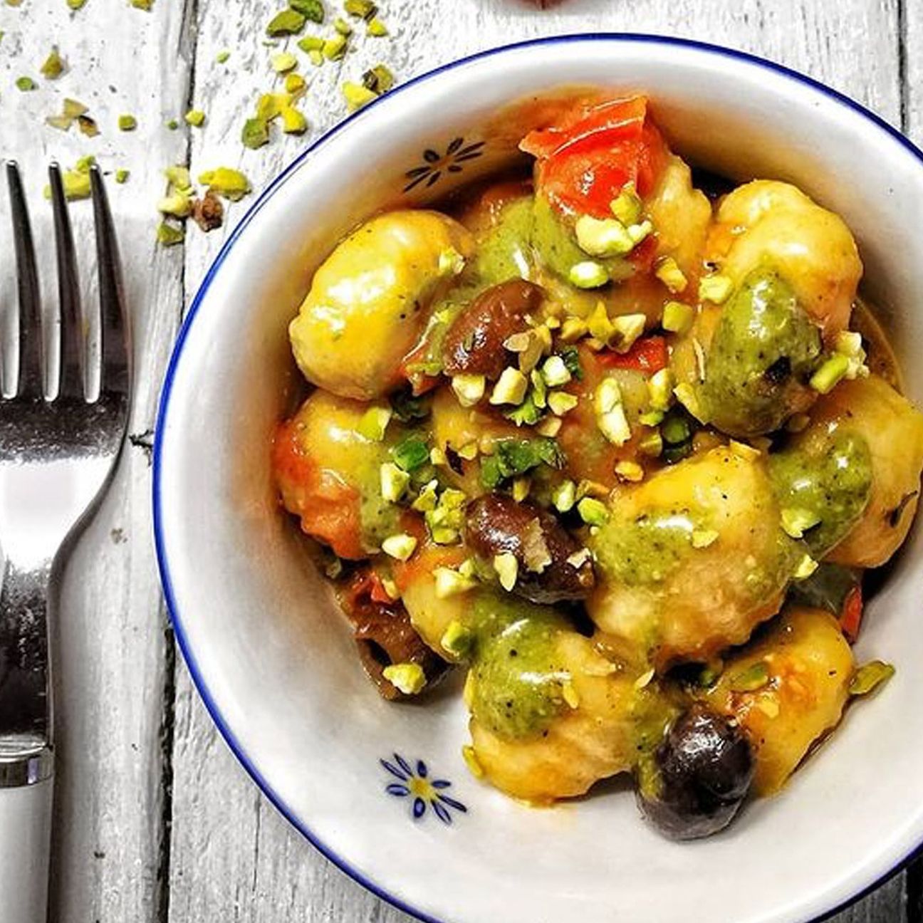 Gnocchi di farro con pomodorini, olive taggiasche e pistacchi