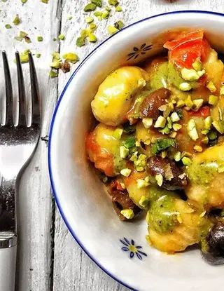 Ricetta Gnocchi di farro con pomodorini, olive taggiasche e pistacchi di mammaemma.gnocchi