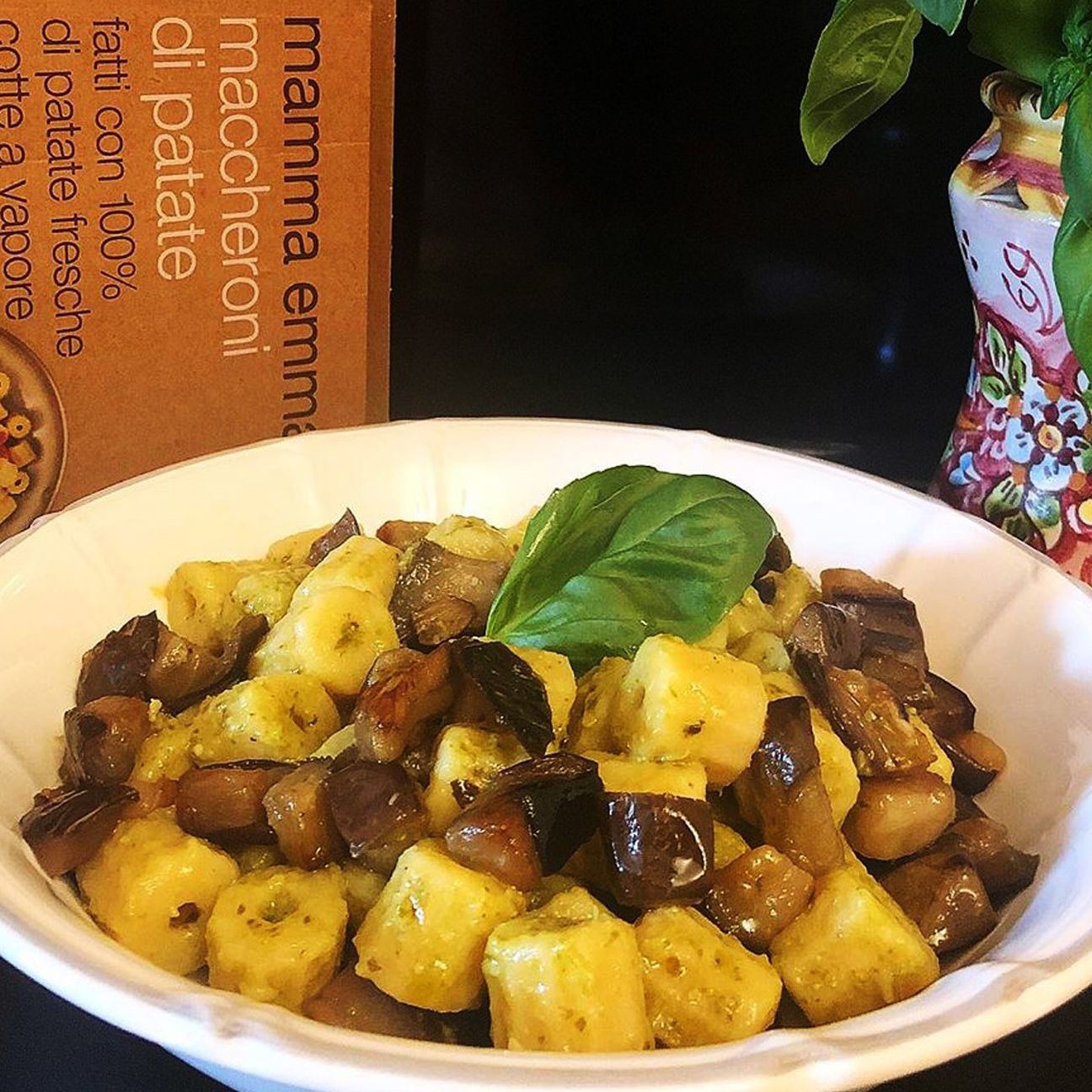 Maccheroni di patate al pesto di basilico e melanzane