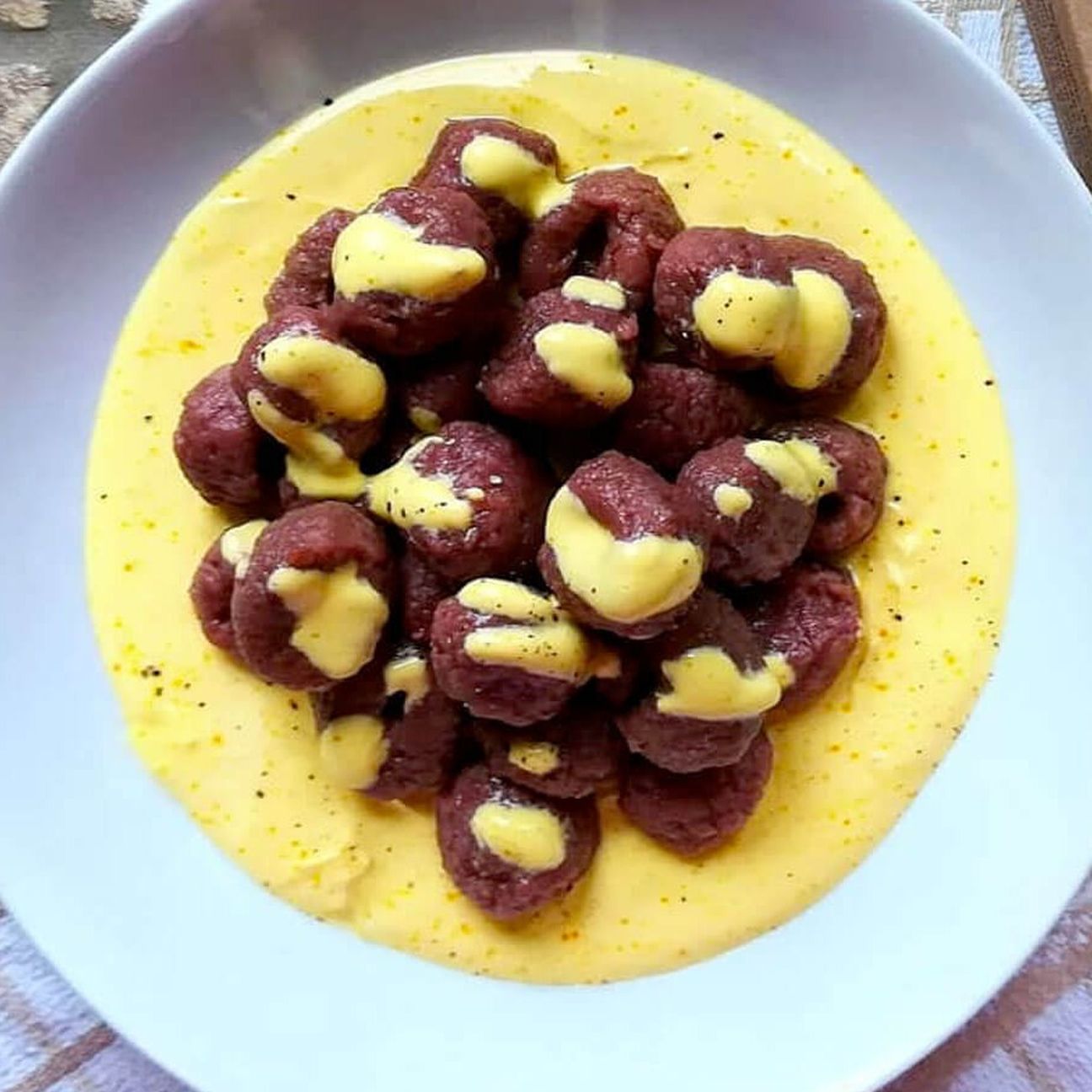 Gnocchi alla rapa rossa con quark magro e zafferano