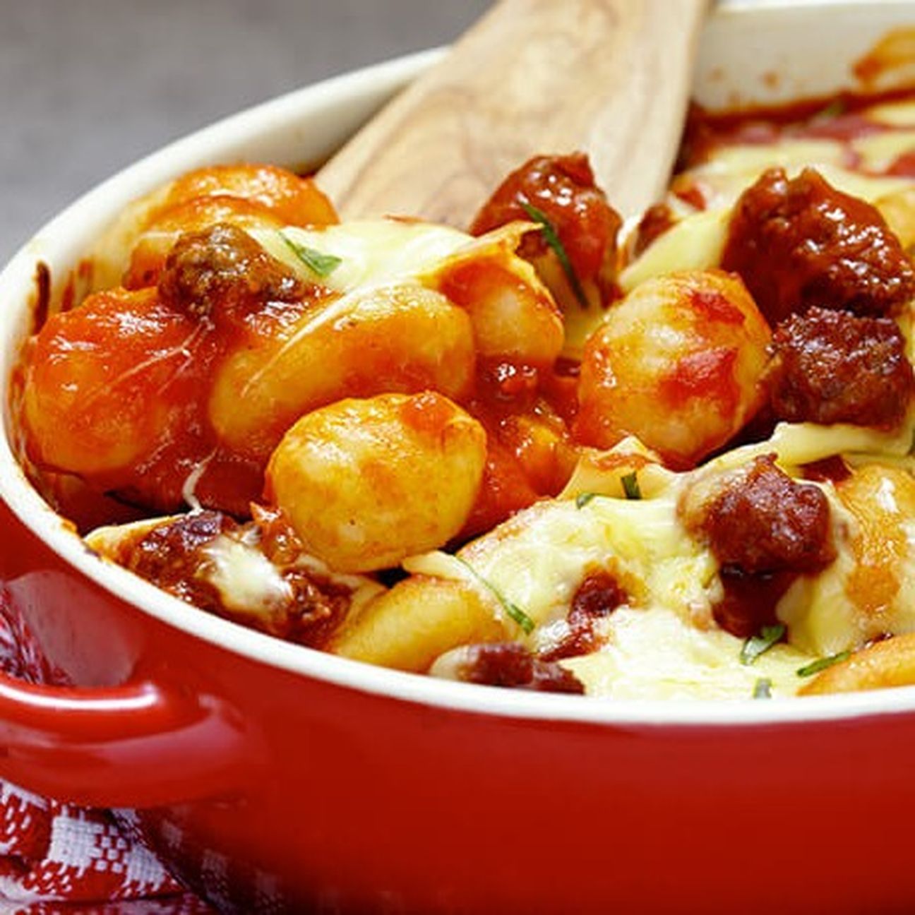 Gnocchi di patate con salsiccia e mozzarella filante