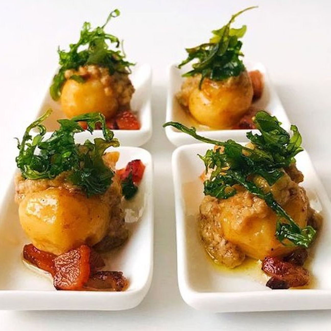 Gnocchi ripieni al Gorgonzola con guanciale, pesto di noci e rucola fritta