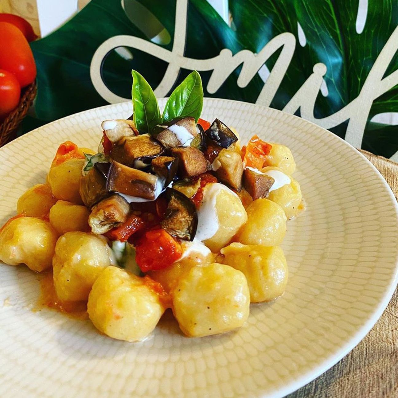 Gnocchi di farro con melanzane, pomodorini e formaggio fresco cremoso