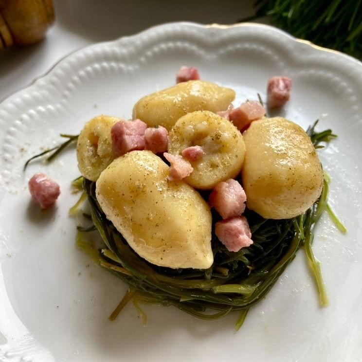 Gnocchi ripieni di cacio e pepe con agretti e pancetta