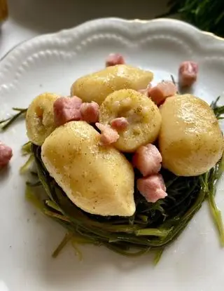 Ricetta Gnocchi ripieni di cacio e pepe con agretti e pancetta di mammaemma.gnocchi