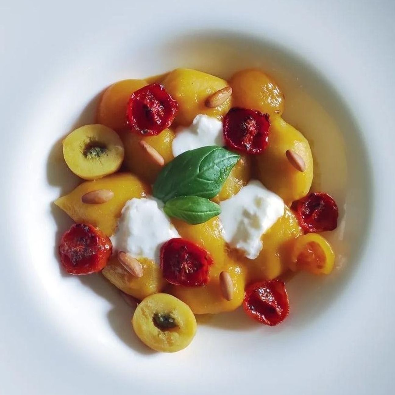 Gnocchi ripieni di pesto con pomodorini, pinoli e stracciatella