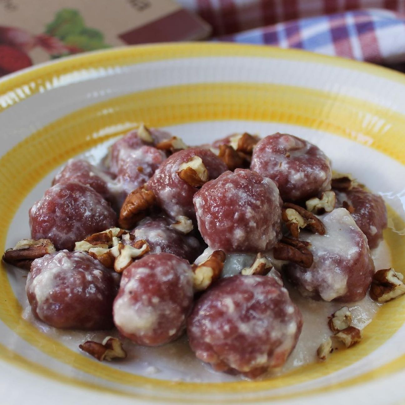 Gnocchi di rapa rossa ai formaggi e noci pecan