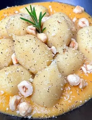 Ricetta Gnocchi ripieni speck e brie su vellutata di zucca e nocciole di mammaemma.gnocchi