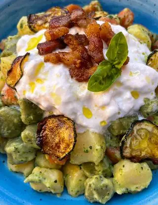 Ricetta Chicche di patate con crema di zucchine, chips di zucchine, stracciatella e guanciale di mammaemma.gnocchi