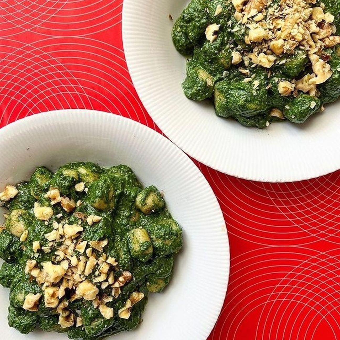 Gnocchi con farina di ceci senza glutine, crema di spinaci e noci