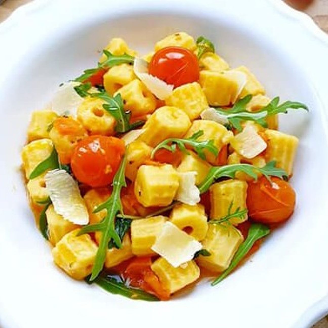 Maccheroni di patate con rucola e pomodorini