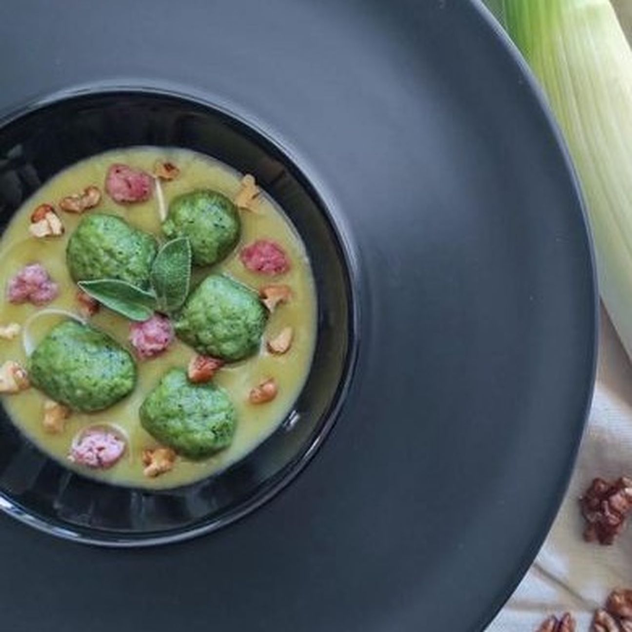 Gnocchi di ricotta e spinaci con crema di porri, salsiccia e noci