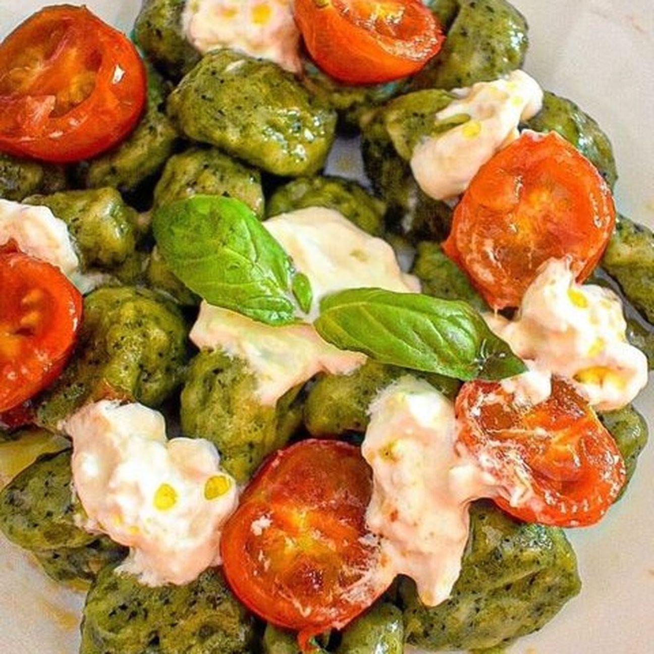 Gnocchi ricotta e spinaci con burrata, pomodori e basilico