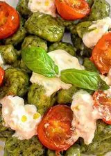 Ricetta Gnocchi ricotta e spinaci con burrata, pomodori e basilico