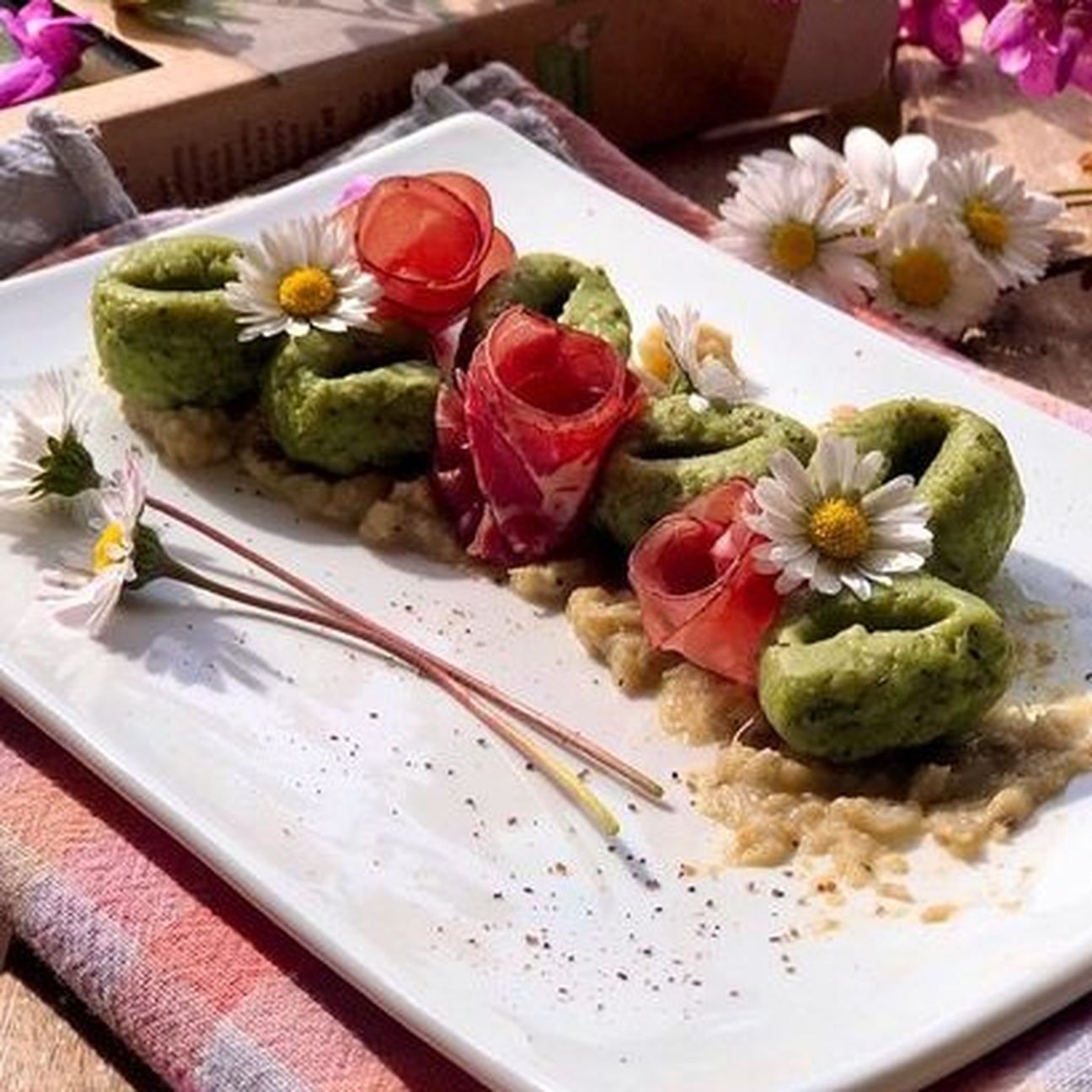 Gnocchi con ricotta e spinaci su crema di carciofi e roselline di bresaola