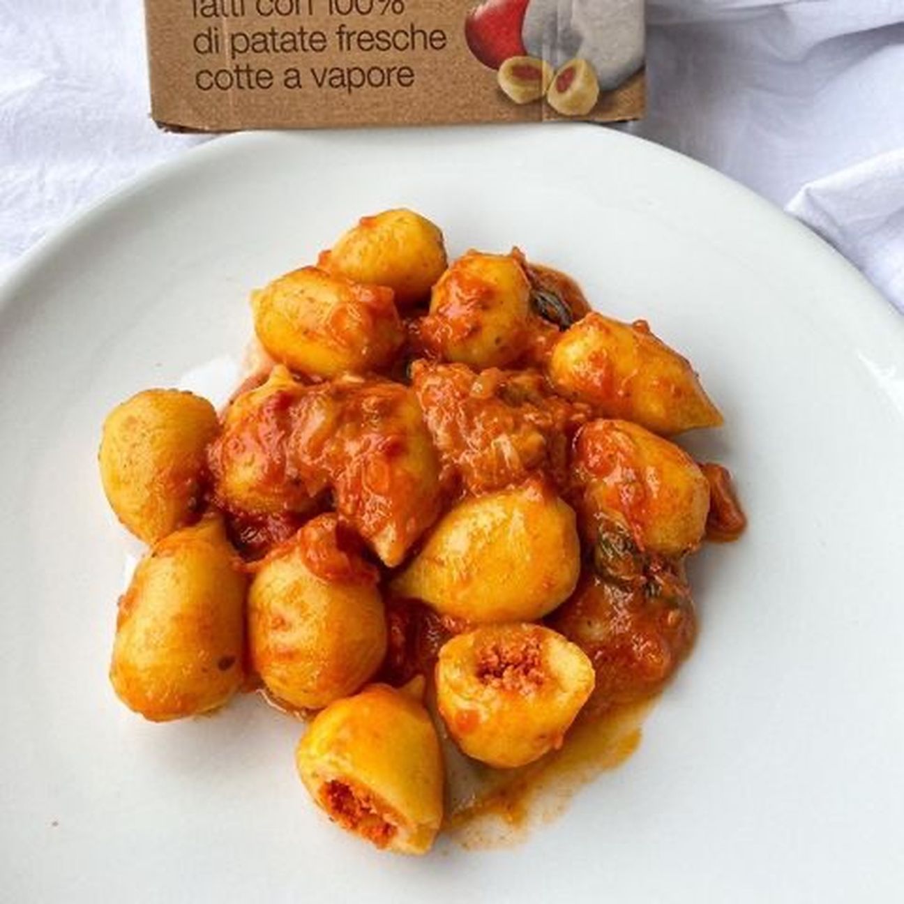 Gnocchi ripieni di pomodoro e mozzarella al sugo di pomodoro