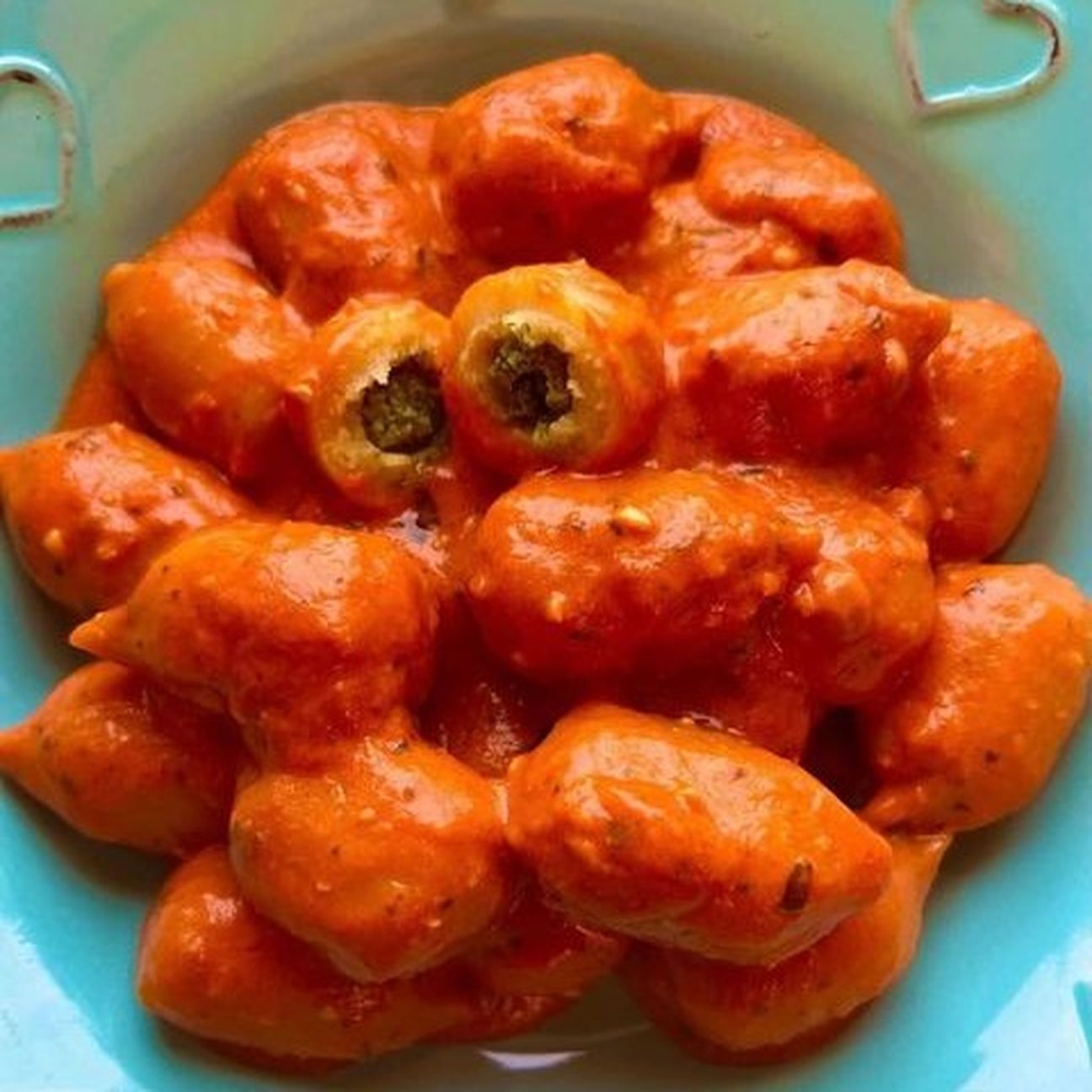 Gnocchi ripieni al pesto con pesto di pomodori essiccati