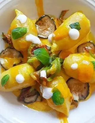 Ricetta Gnocchi ripieni con pesto alla genovese, salsa di datterino giallo, fiori di zucca e ricotta di mammaemma.gnocchi