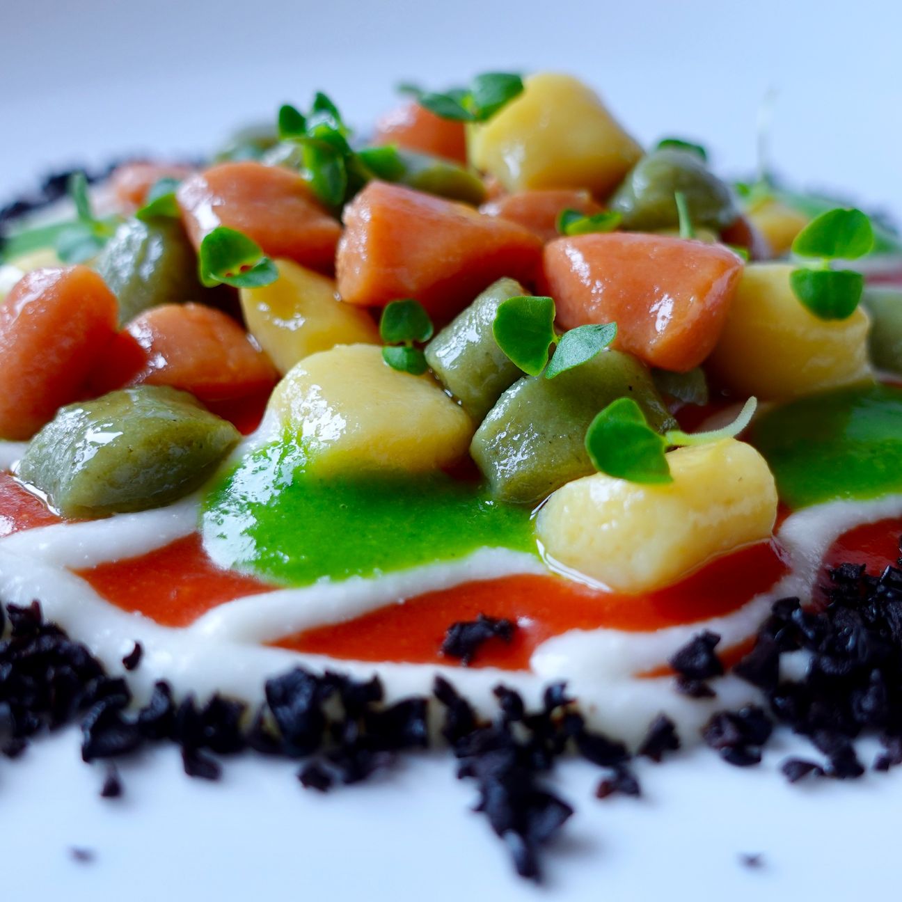 Chicche tricolore alla caprese con polvere di olive nere