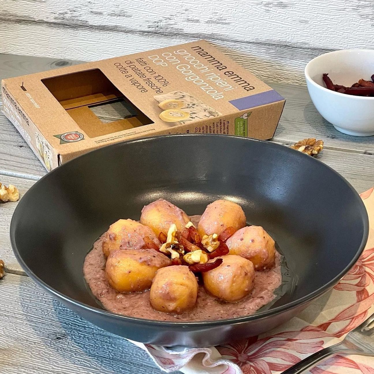 Gnocchi ripieni con Gorgonzola al sugo di radicchio rosso, speck e noci