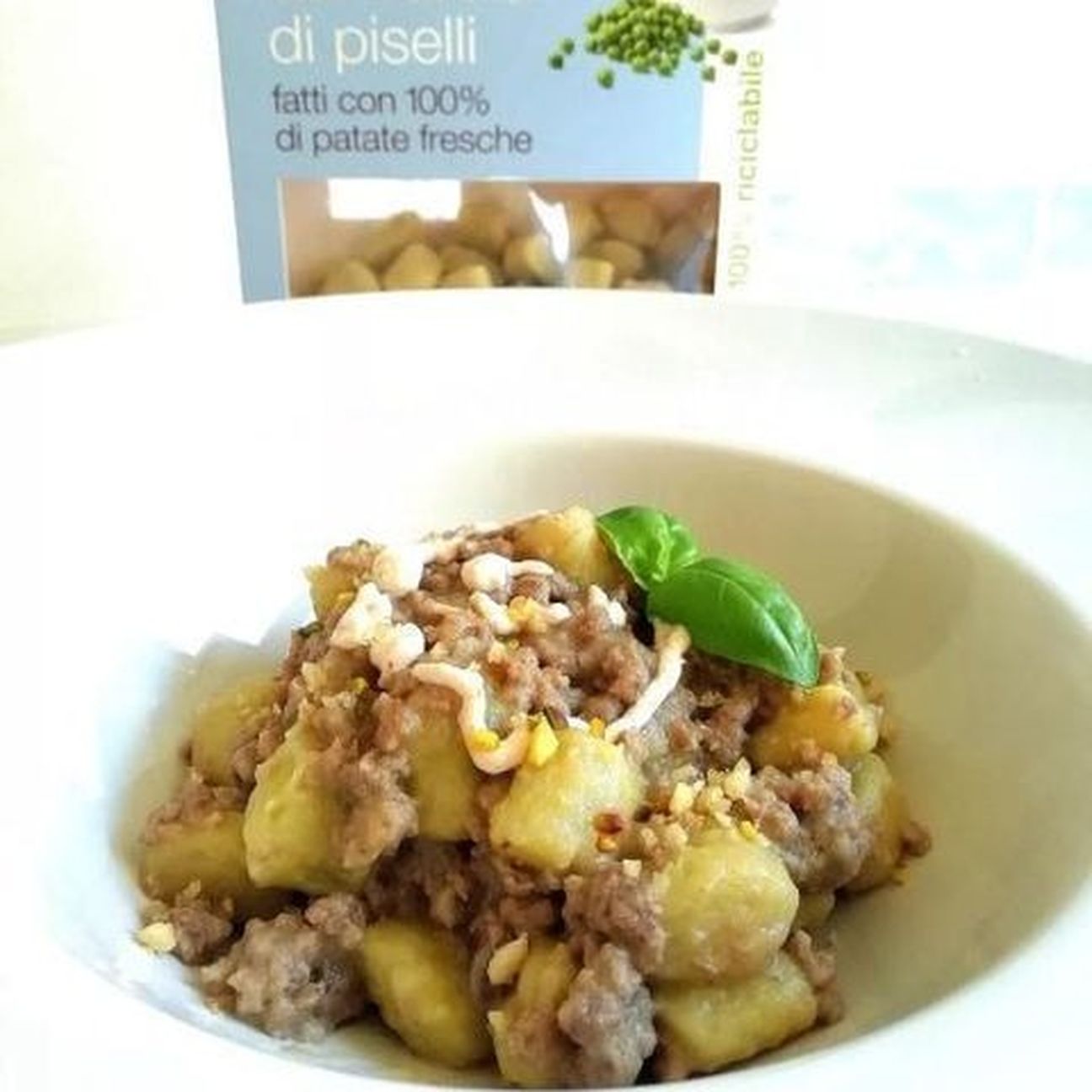 Gnocchi di piselli senza glutine con ragù bianco e crema di noci e ricotta