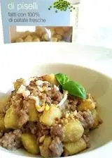 Ricetta Gnocchi di piselli senza glutine con ragù bianco e crema di noci e ricotta