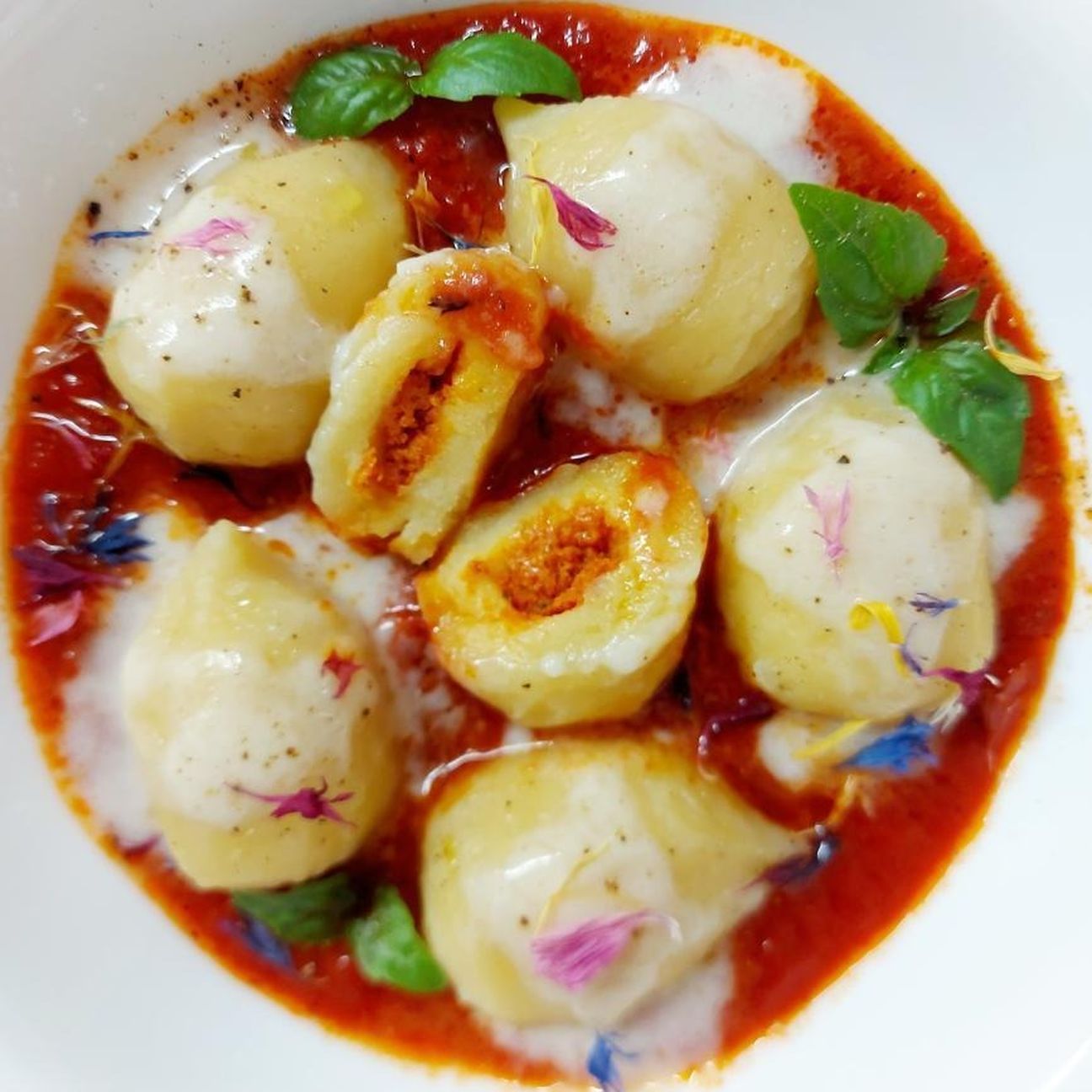 Gnocchi ripieni di pomodoro e mozzarella con salsa di pomodoro e fonduta
