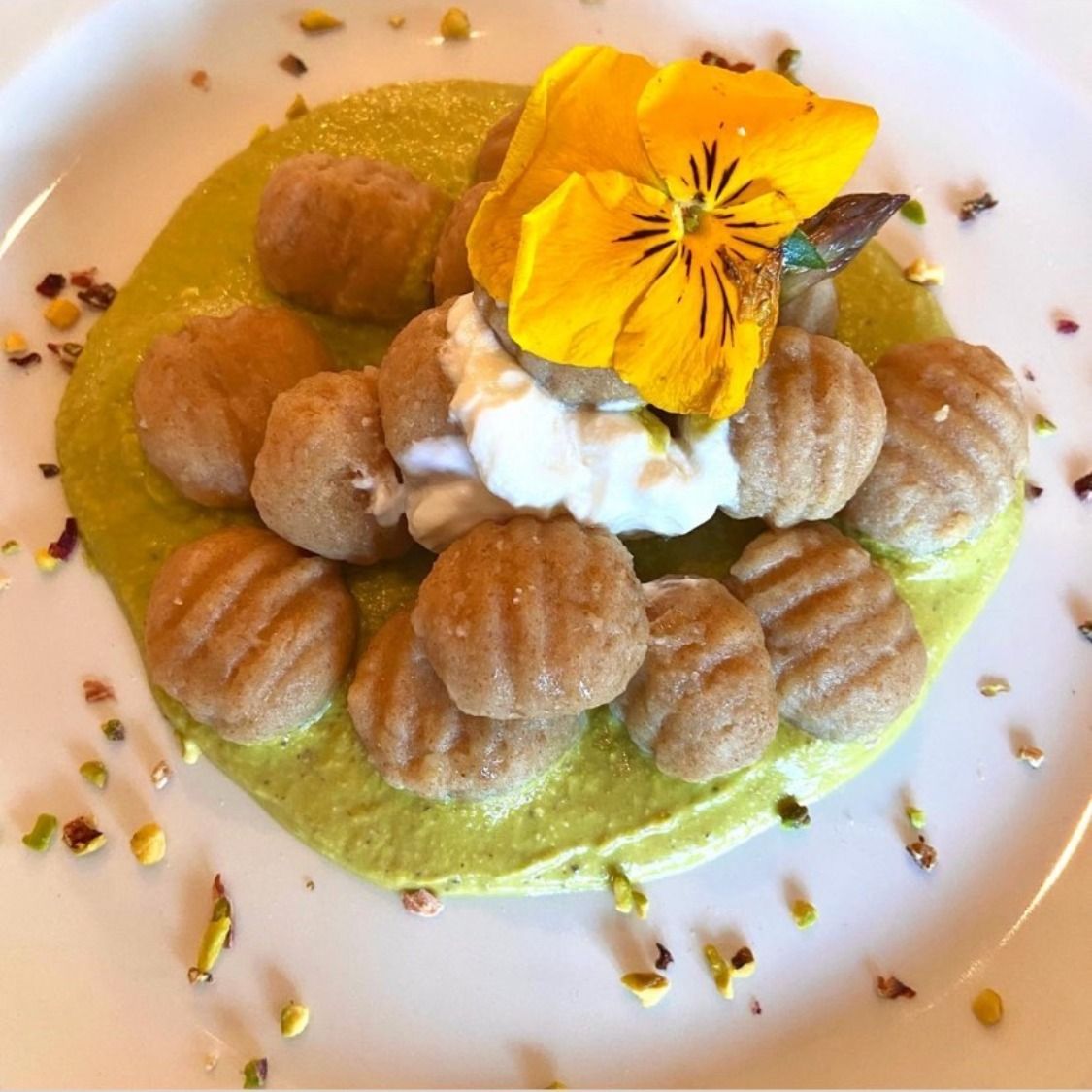 Gnocchi integrali con crema di asparagi, ricotta e granella di pistacchi