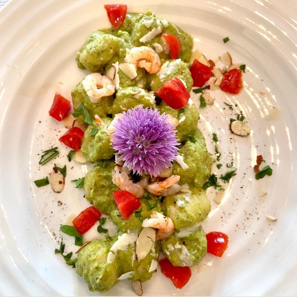 Gnocchi rigati con pesto di rucola, gamberetti e mandorle