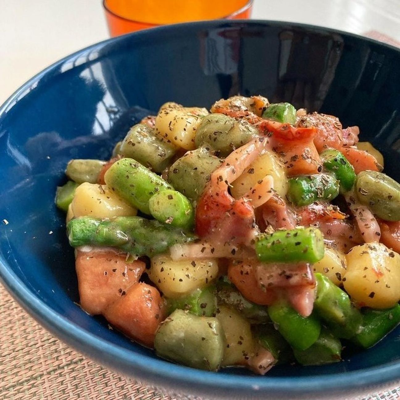 Chicche tricolore con asparagi, pomodorini e speck