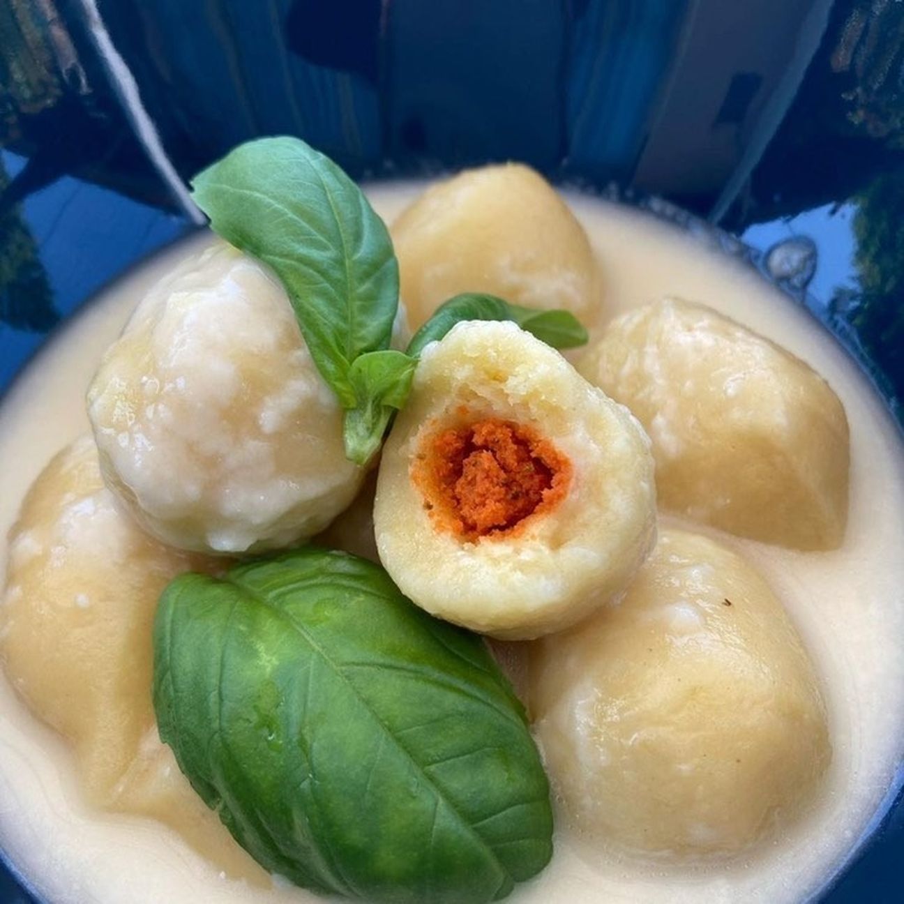 Gnocchi ripieni di pomodoro e mozzarella con cremina di Parmigiano e basilico