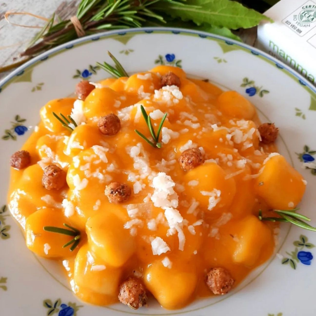 Gnocchi di ceci con crema di zucca e porri