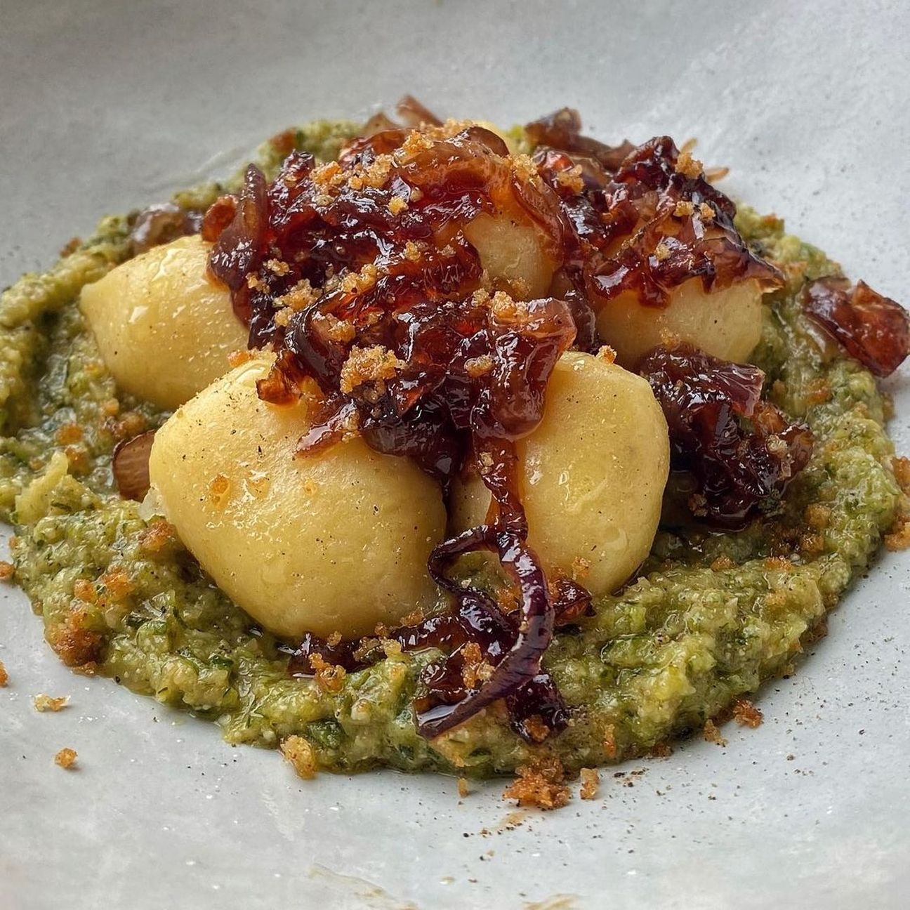 Gnocchi ripieni di speck e brie su crema di zucchine e cipolla rossa caramellata