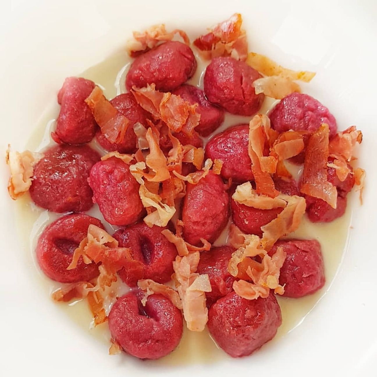 Gnocchi alla rapa rossa con speck e fonduta di taleggio