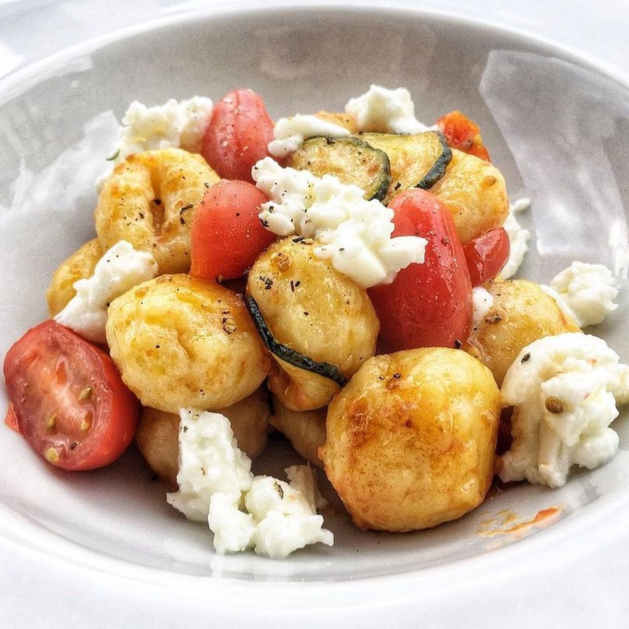 Gnocchi di patate con datterini, zucchine fritte e mozzarella di bufala