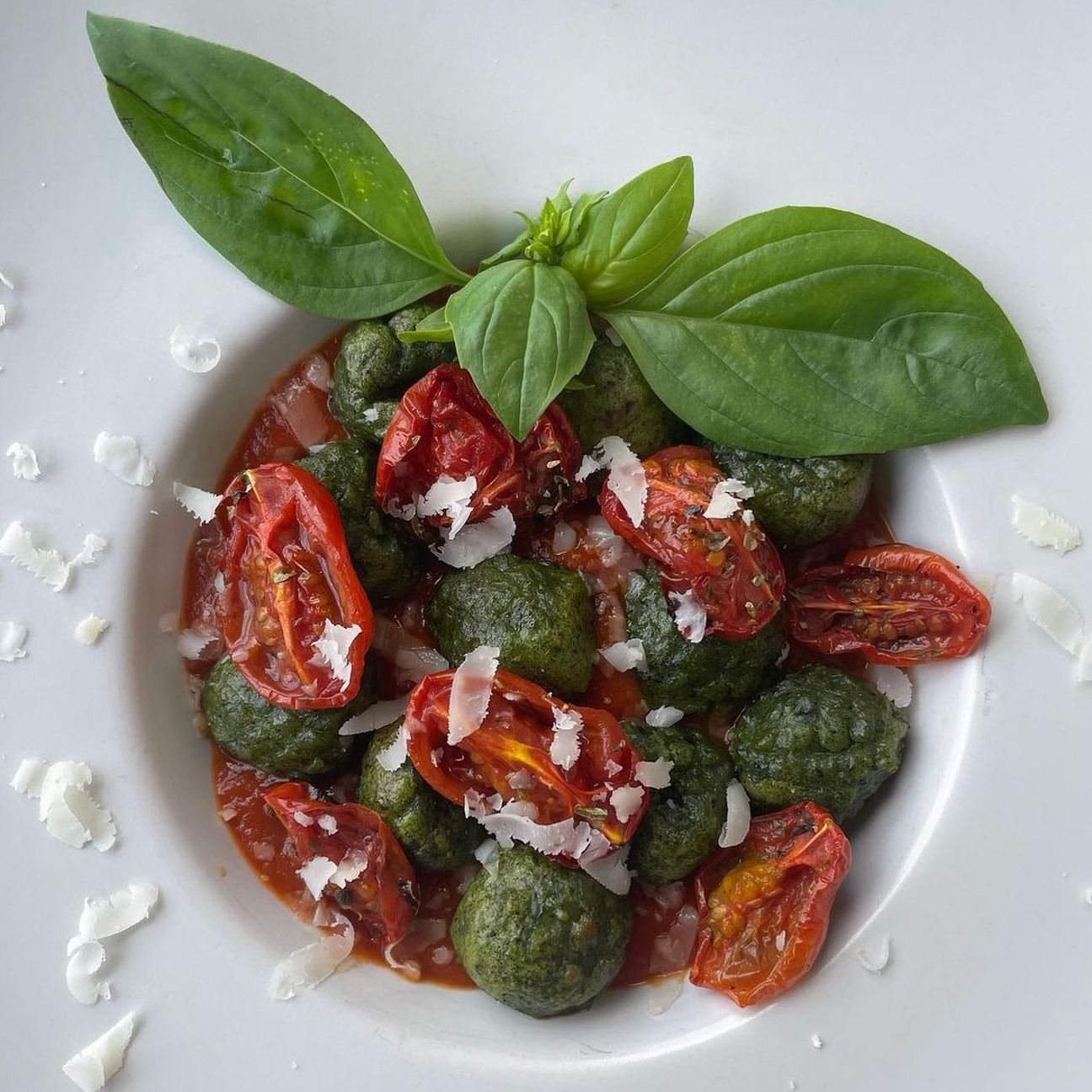 Gnocchi di ricotta e spinaci con sugo di pomodoro e confit