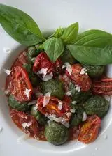 Ricetta Gnocchi di ricotta e spinaci con sugo di pomodoro e confit