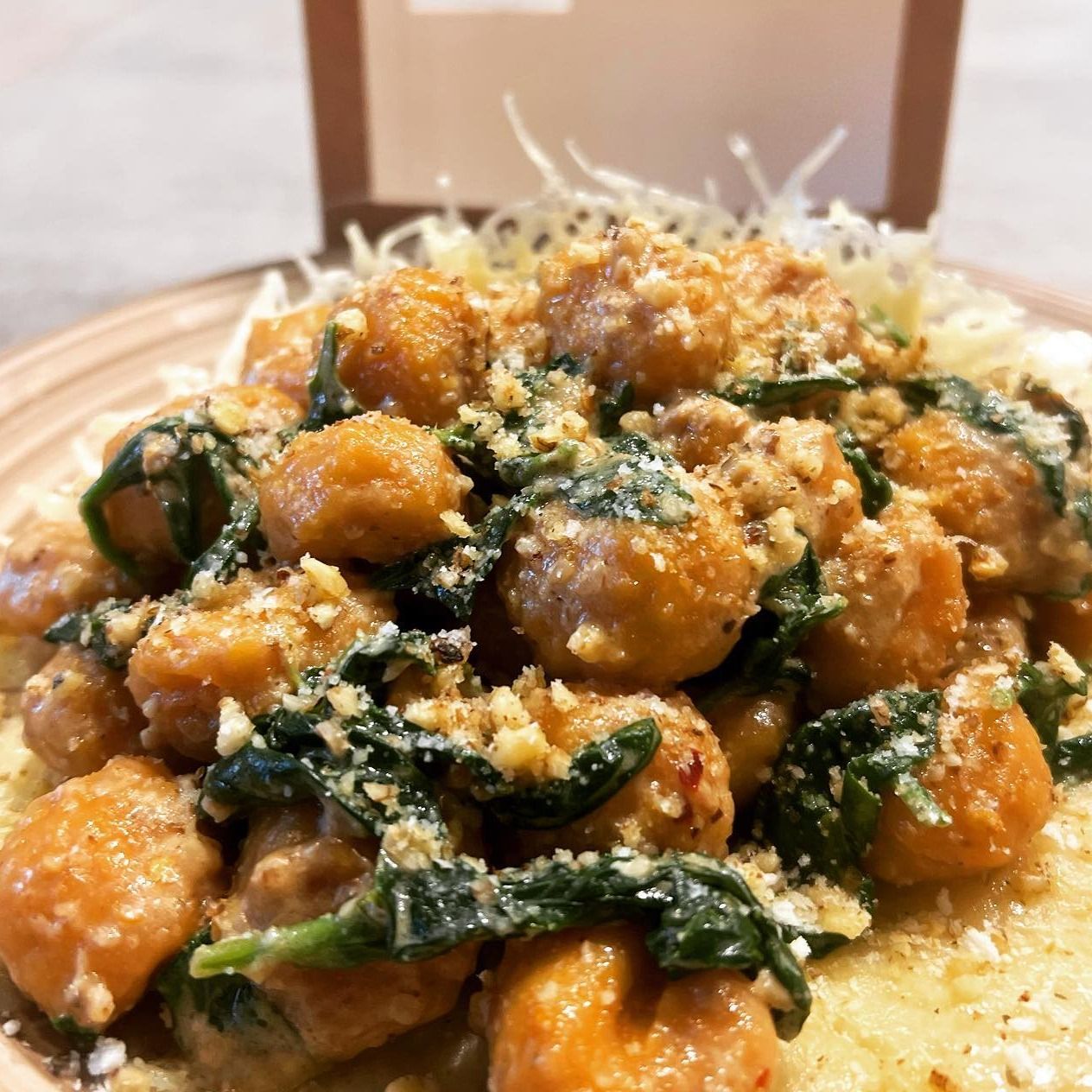 Gnocchi di zucca con spinacino e cialda di parmigiano