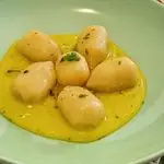 Ricetta Gnocchi ripieni con cacio e pepe su crema di patate al basilico